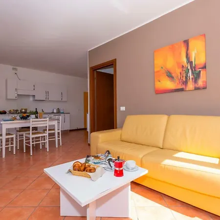 Fiumelatte Sleeps 4 Air Con Wifi T802386 *