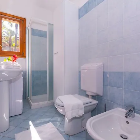 Fiumelatte Sleeps 4 Air Con Wifi T802386 *