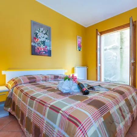 Fiumelatte Sleeps 4 Air Con Wifi T802386 Varenna