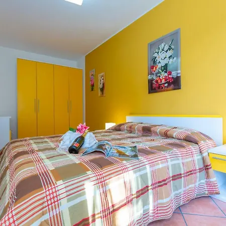 Fiumelatte Sleeps 4 Air Con Wifi T802386