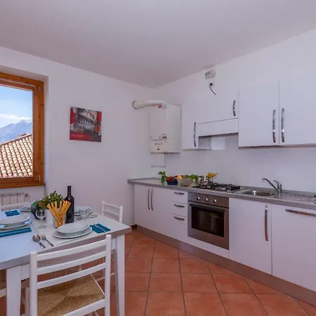 Appartamento Fiumelatte Sleeps 4 Air Con Wifi T802386 Varenna